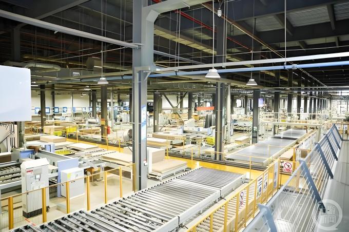 neueste Unternehmensnachrichten über Anwendungen und zukünftige Entwicklungstrends von farbigen beschichteten Aluminiumspulen in der Türherstellung  1