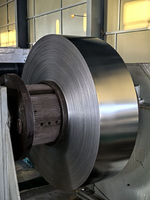 0,09 mm Dicke 45 mm Breite vorlackierte Aluminiumfolienrolle zur Herstellung von rollbarem Firstlüftungsband