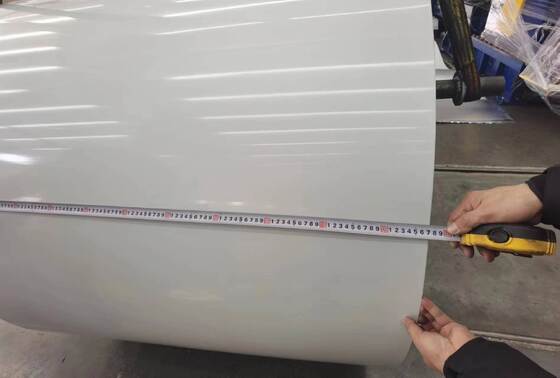 Beidseitig weiß RAL 9010 beschichtetes Aluminiumband in Spule 3105 H24 für die Herstellung von Dachrinnen oder Fallrohren