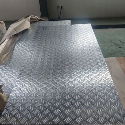 Riffelblech aus Aluminiumlegierung 1050 für Werkzeugkästen | Dicke 1,2–3,0 mm | Breite 1000–1500 mm | Fünf-Stab- oder Rautenmuster | Mühlenfinish oder poliert